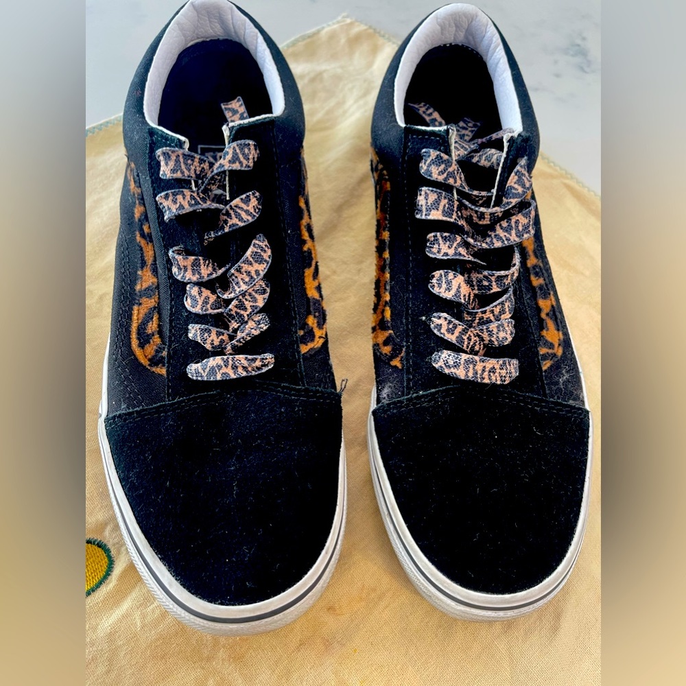 Vans - Black Suede w/ Leopard 🐆 Print Stripe